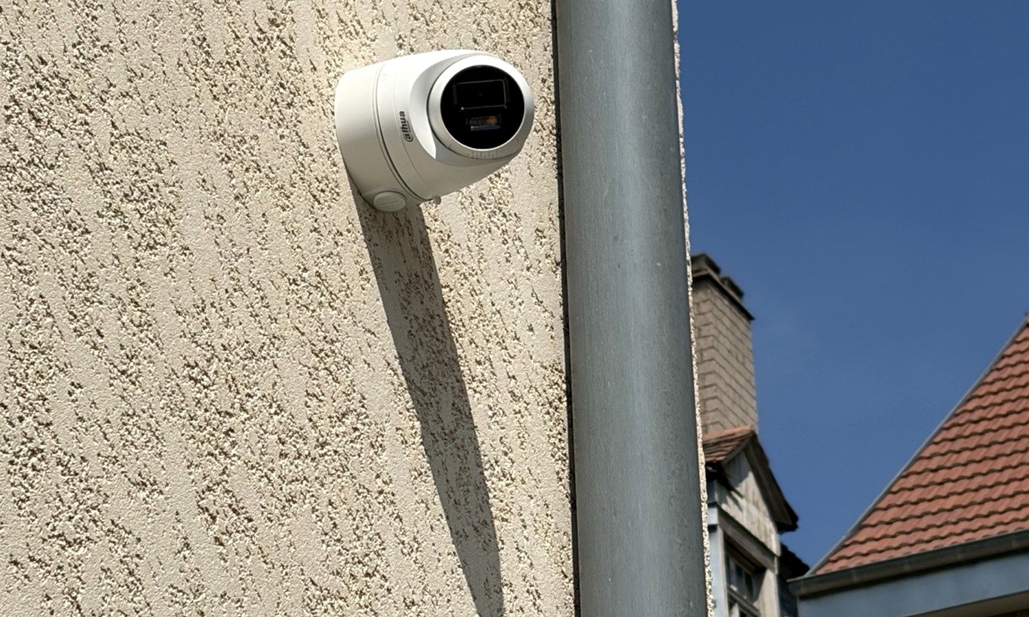 Caméra de sécurité installée sur une façade